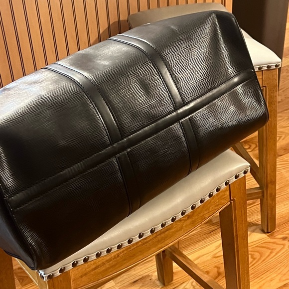 Black epi keepall 55. LV at its finest! - Picture 2 of 8